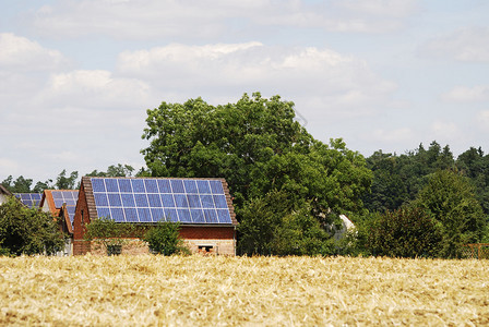 屋顶上有太阳能电池的房子图片