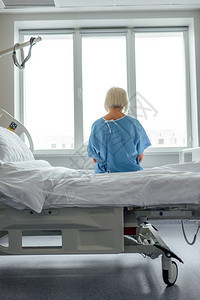 孤单的老年妇女坐在医院病房床图片