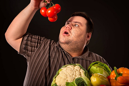 饮食胖子吃健康的食物停止肥胖的概念与蔬菜的健康早餐男试图并图片