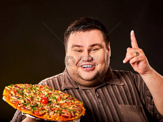 吃比赛披萨胖子吃快餐男对待朋友别致的垃圾餐超重者的早餐超重的危险暴饮图片