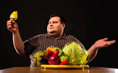 饮食胖子吃健康的食物健康早餐用菜花椰菜和甜椒用萝卜为超重的人男试图减肥并图片