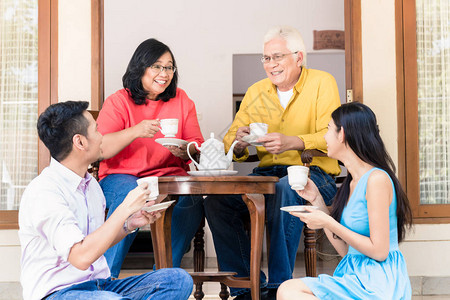 下午茶时到家里探望父母的年轻男女的图片