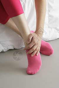 脚踝疼痛的女人图片