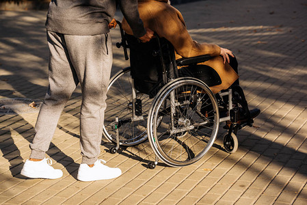 残疾人在轮椅和护士街上图片