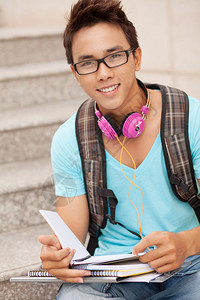 学生男孩坐在台阶上学习图片