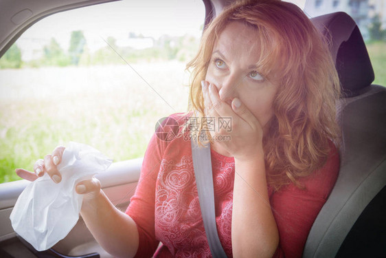 妇女因在汽车中而生病图片