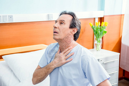 中年心胸疼痛的中年病人在医院病图片