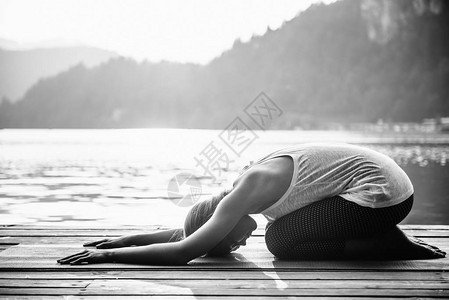 孩子在湖上练习瑜伽的女人背景图片