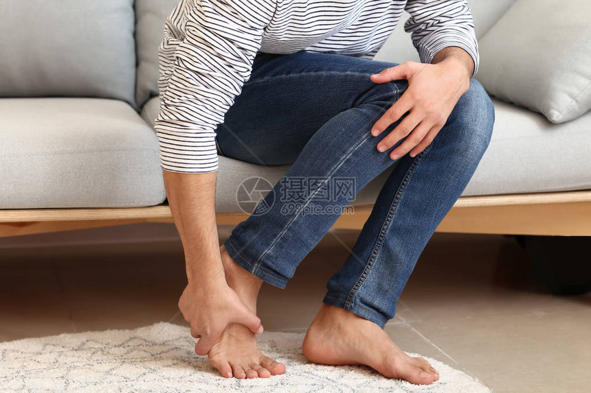 年轻男子在家中腿部疼高清图片下载-正版图片502630494-摄图网