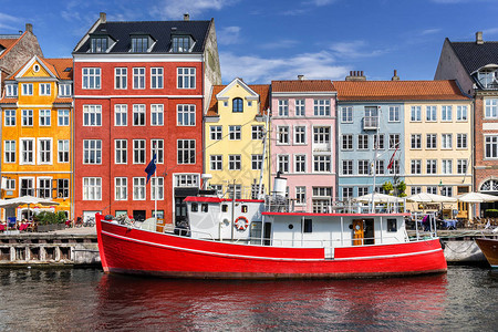 哥本哈根Nyhavn运河上多彩的房屋防图片