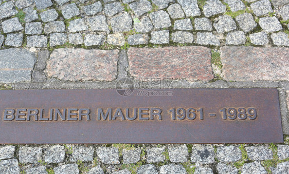 在原柏林墙上设置的纪念标志牌图片