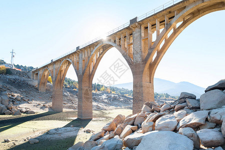 干旱导致地势干燥建筑有旧桥和新桥图片