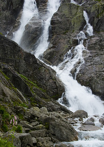 山地瀑水图片