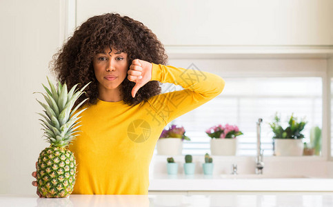非洲裔美国女和菠萝热带水果图片