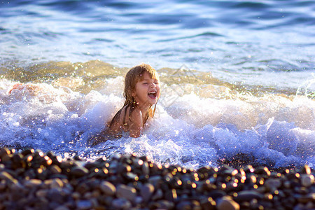 小女孩在海中游泳笑图片