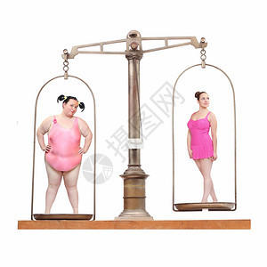 两个穿泳衣的女人站在平衡的高度上体图片