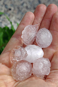 暴风雨和大冰雹大块的冰石在图片