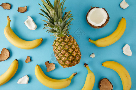 以清新菠萝香蕉和椰子板背景图片