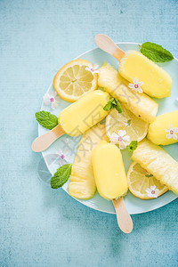 柠檬和菠萝冰棒配有新鲜水果图片
