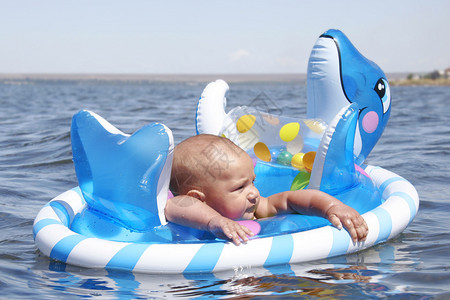 婴儿在水中图片