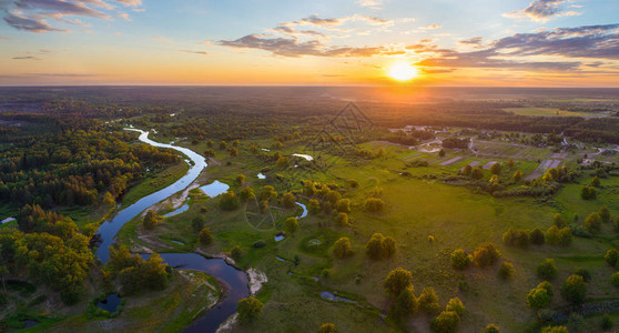白俄罗斯乌巴尔克河Ubort的泛滥平原背景图片