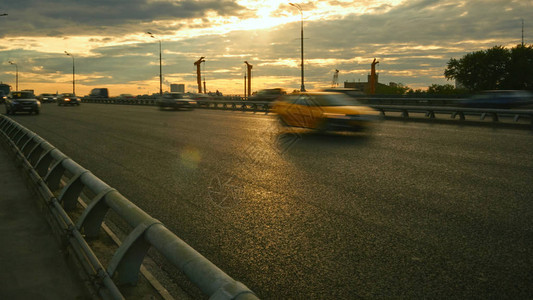 日落时桥上的汽车交通图片