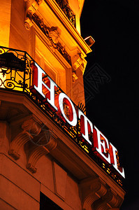 巴黎酒店门面在晚上图片