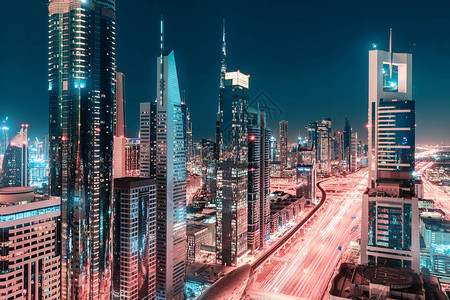 迪拜壮观景的夜景与谢赫扎耶德高速公路的高楼和摩天大楼全球旅游目的地图片