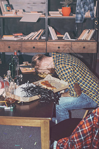 醉酒男人在派对后躺在碗里睡在乱成图片