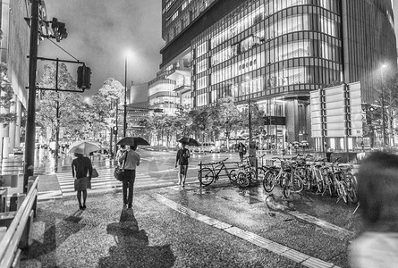 大阪街道在雨图片