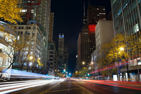 芝加哥夜街繁忙交通的形象图片