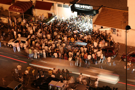 晚上在街上的人群图片