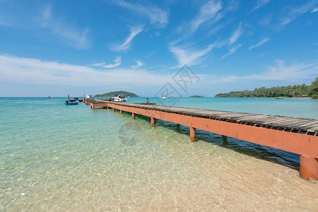 在泰国普吉有船的木质码头夏季旅行假图片