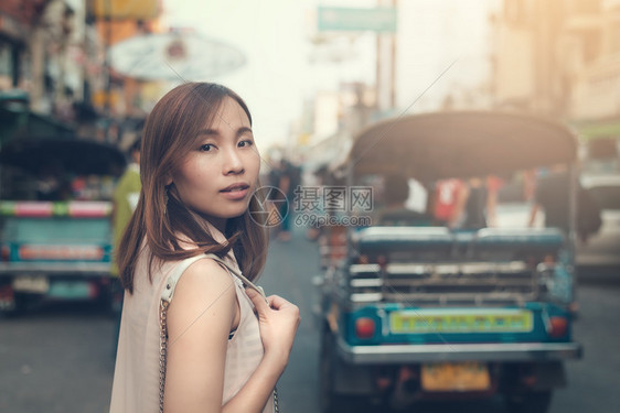 亚洲年轻女站在泰国曼谷著名的背包车街高山Khao图片