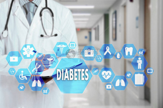 医生与听诊器和糖尿病图标在医院背景的虚拟屏幕上的医疗网络连接技图片
