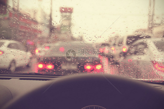 在城市的雨中驾车从里面看一原有图片