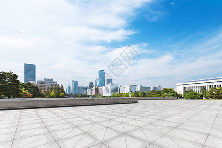从空荡的砖地上看首尔的城市景观和天际线图片