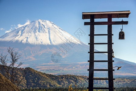 日本富士山和一座古老的村庄钟楼图片