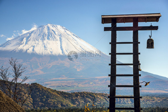 日本富士山和一座古老的村庄钟楼图片