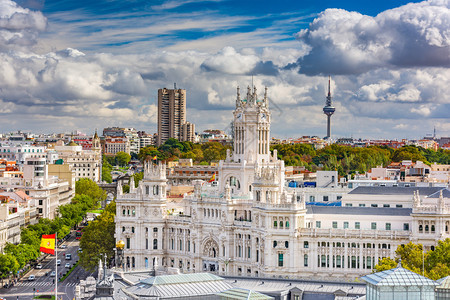 马德里西班牙城市风景与通讯宫和图片