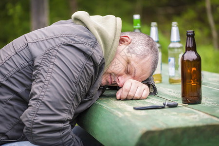 睡在桌子上的醉汉背景图片