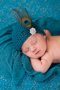一个12天大的睡着的新生女婴图片