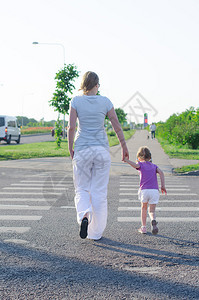 母亲和孩子过马路后视图图片