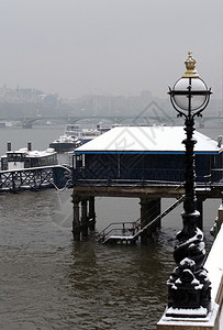 泰晤士河伦敦英格兰在寒冷图片