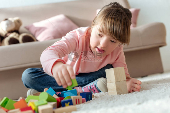 患有唐氏综合症的孩子在玩具方块图片
