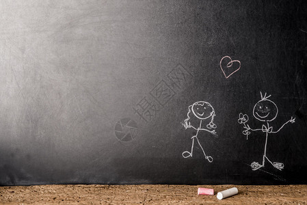 恋爱中的情侣在黑板上用粉笔绘制的简笔画图片