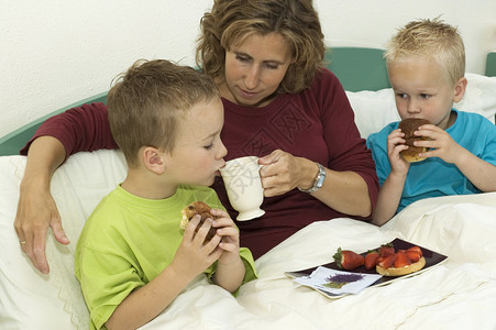 家庭吃葡萄干包子在懒惰的周图片