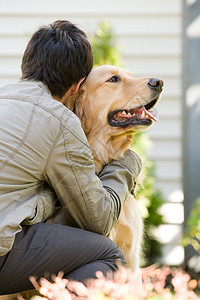 拥抱爱犬的十几岁的男孩图片