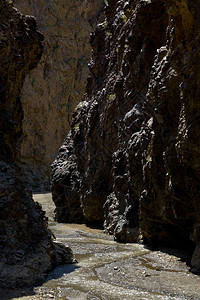 一座岩石峡谷为蒙古南部YollynAm的Vulture峡谷背景图片