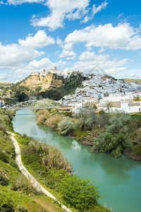 西班牙山丘上的ArcosdelaFro图片